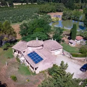 Grande maison individuelle en campagne de Sénas.